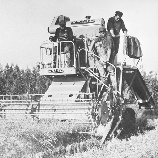 claeys-launches-first-european-combine-new-holland-agriculture-history-1952