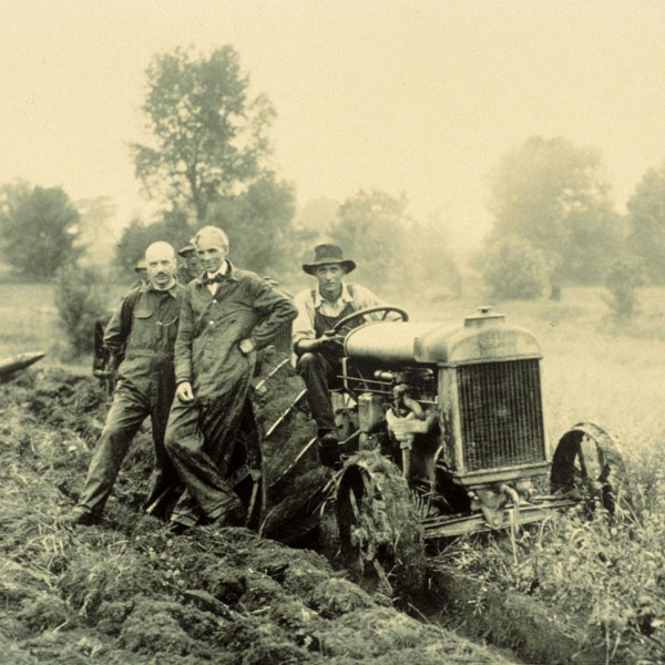 ford-prototype-gasoline-powered-tractor-new-holland-agriculture-history-1907